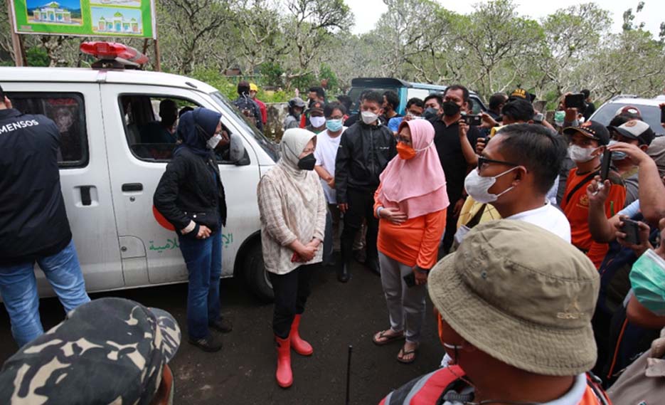 Mensos Tinjau Kesiapan Logistik untuk Korban Erupsi Gunung Semeru