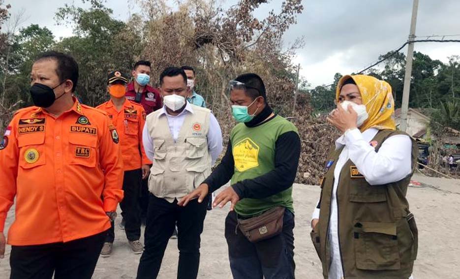 Bupati Tatu Salurkan Bantuan Kemanusiaan Kepada Korban Erupsi Semeru