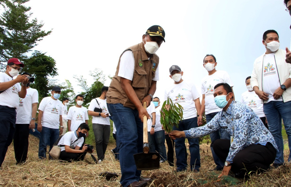 DPW SP BPJSTK Tanam 440 Pohon Buah di Bendung Sindangheula