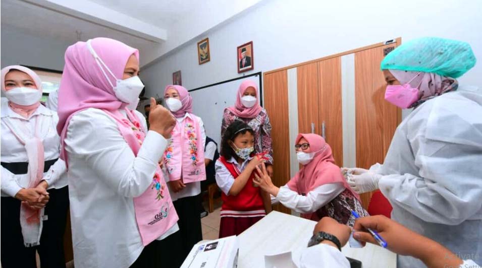 Ibu Iriana Jokowi Tinjau Vaksinasi Anak dan Serahkan Bantuan Sosial