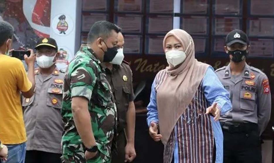 Bupati Irna Tinjau Posko Pelayanan Pengamanan Natal dan Tahun Baru