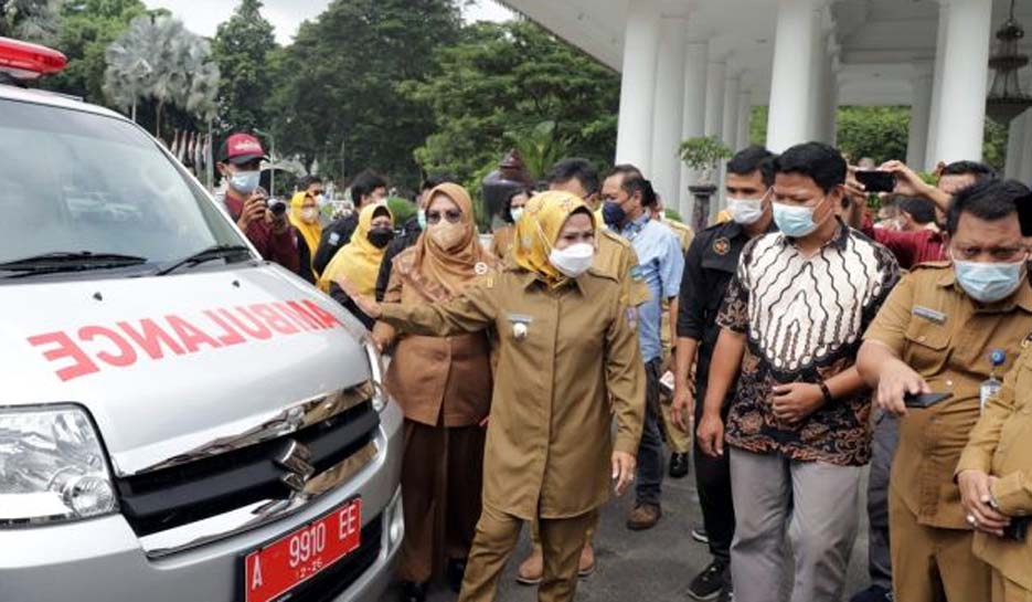 Bupati Tatu Terima CSR 1 Ambulans dan Revitalisasi 52 Ambulans Puskesmas