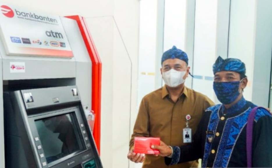 Pemuka Adat Baduy Jaro Saija Jadi Nasabah Bank Banten