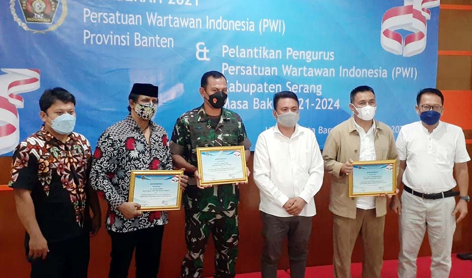 PWI Banten Berikan Piagam Anugerah Kepada Kapten Inf Jakson Beay