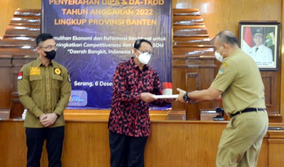 Bupati Zaki Terima Petikan DIPA dan TKDD Provinsi Banten Tahun 2022