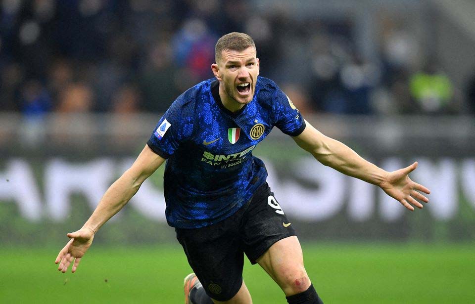 Sundulan Dzeko Buat Inter Milan Menang Dramatis 2-1 atas Venezia