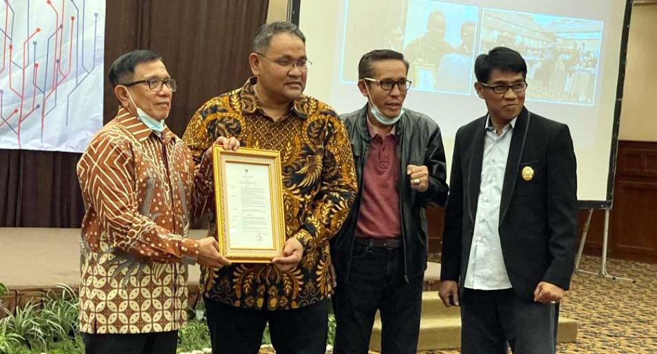 Hendry Bangun Serahkan SK JMSI Sebagai Konstituen Dewan Pers