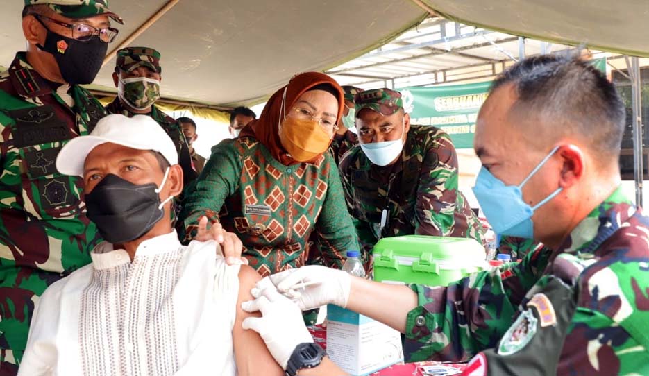 Bupati Tatu Laporkan Data Vaksinasi Kabupaten Serang ke Kemenkes