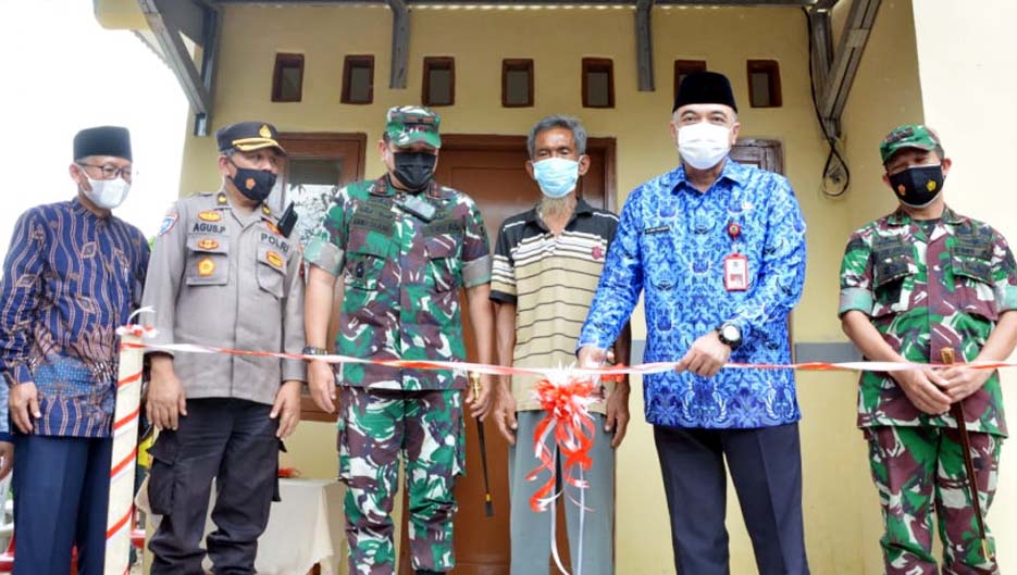 Bupati Zaki Bersama Danrem 052 Wijayakrama Serahkan Rumah Layak Huni