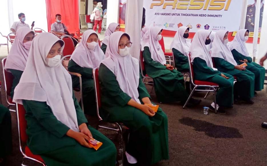 Santriwati Pondok Pesantren Almizan Pandeglang Lakukan Vaksinasi