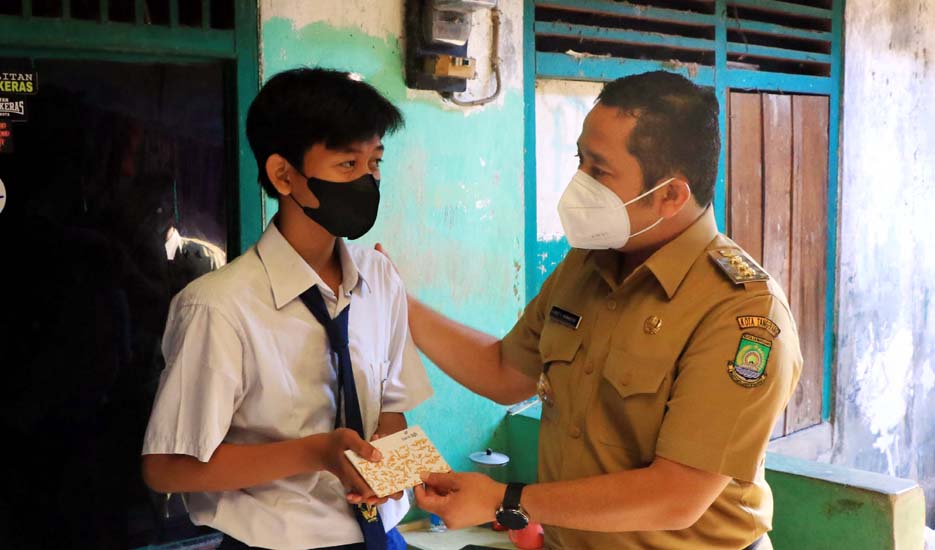 Walikota Arief Salurkan Bantuan Tangerang Cerdas di Wilayah Jatiuwung