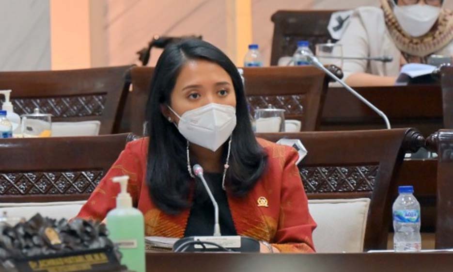 Puteri Komarudin Pertegas Peran OJK Tindak ‘Trading Binary Option’