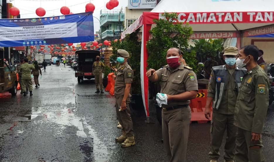Tekan Penyebaran, Satpol PP Kota Tangerang Bagikan Masker di Pasar Lama