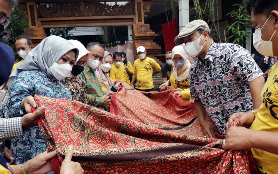 Puluhan Warga Dilatih Membuat Batik Khas Kabupaten Serang