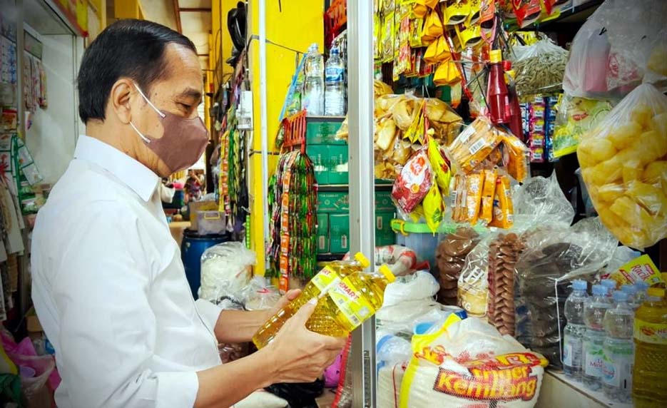 Jokowi Tinjau Ketersediaan dan Harga Minyak Goreng di Pasar Tradisional