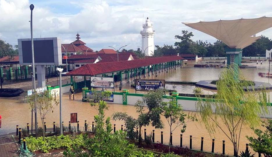 Banjir Masih Merendam Masjid Agung dan Kawasan Banten Lama