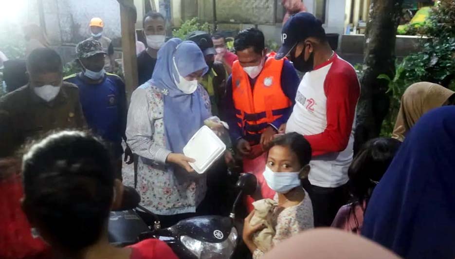 Bupati Irna Distribusikan Logistik untuk Warga Terdampak Banjir