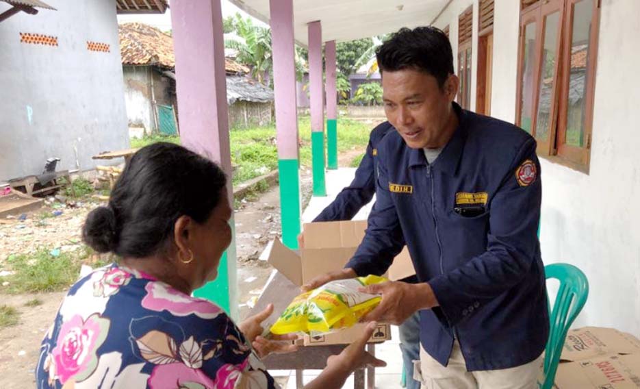 Karang Taruna Kecamatan Kosambi Distribusikan Minyak Goreng Murah