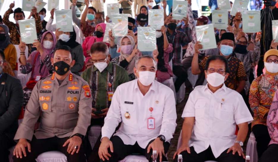 Bupati Zaki Dampingi Menteri ATR BPN Bagikan Sertifikat Tanah Gratis