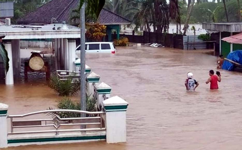 Jalur Wisata Labuan-Carita Terendam Banjir Akibat Tanggul Banyubiru Jebol