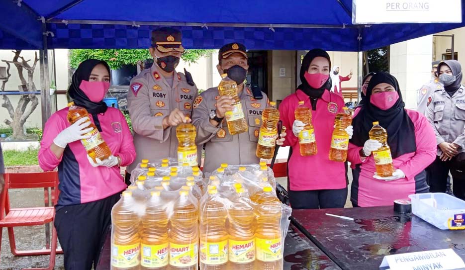 Bantu Masyarakat, Polres Lebak Gelar Operasi Pasar Minyak Goreng Murah