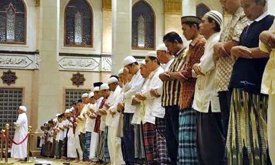 Kasus Covid-19 Menurun, MUI: Shaf Sholat Berjamaah Kembali Dirapatkan