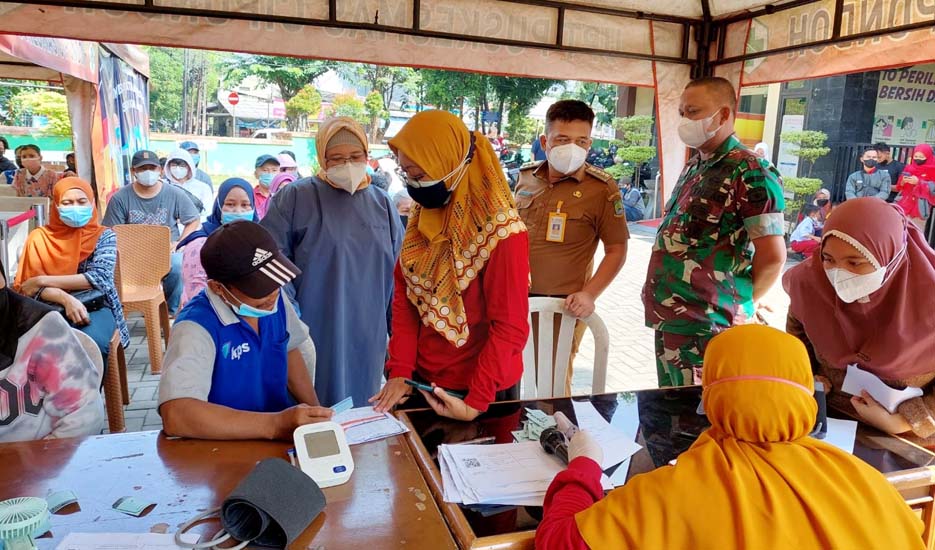 Tinjau Vaksinasi di Puskesmas, Camat Cipondoh: Salah Satu Syarat PTM