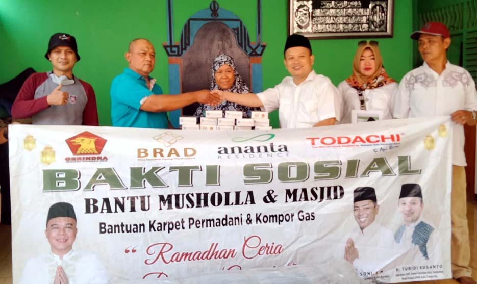 Partai Gerindra Bagikan Karpet untuk 31 Masjid dan Mushola di Cipondoh