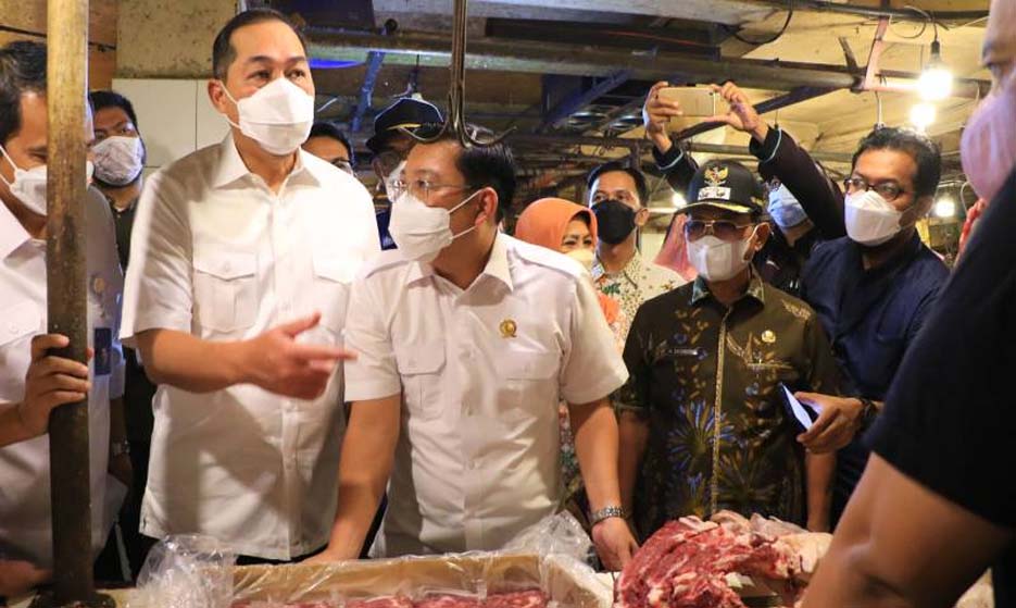 Mendag Muhammad Lutfi Tinjau Harga Bahan Pangan di Pasar Anyar