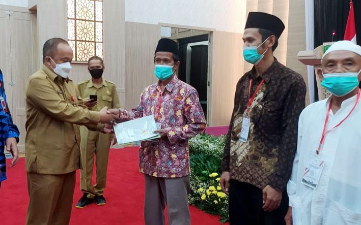 Pemprov Banten Serahkan 100 Sertipikat Tanah Wakaf Kepada Para Nadzir