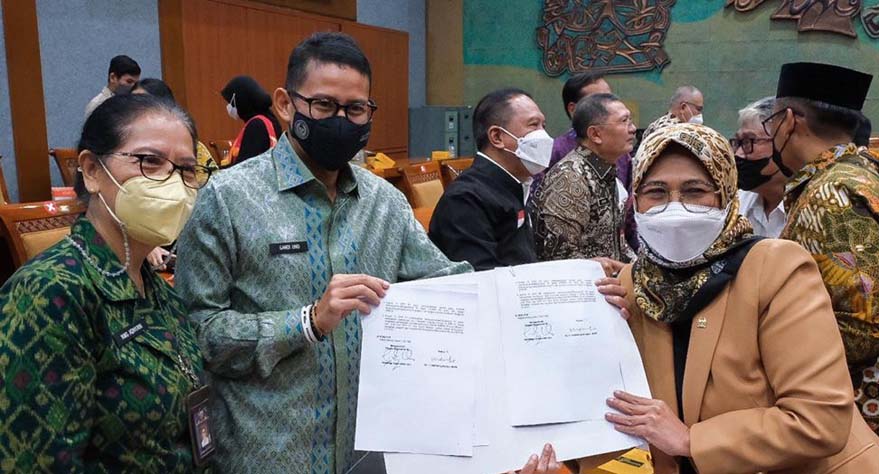 Menparekraf Paparkan Peralihan Pagu Anggaran 2023 di Raker DPR