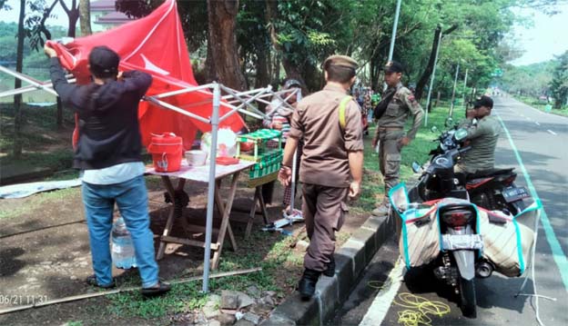 Satpol PP Lakukan Sterilisasi PKL di Jalur Gedung Pemkab Tangerang