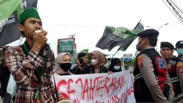Aktivis HMI MPO Untirta Pertanyakan Kecilnya Gaji GuruHonorer