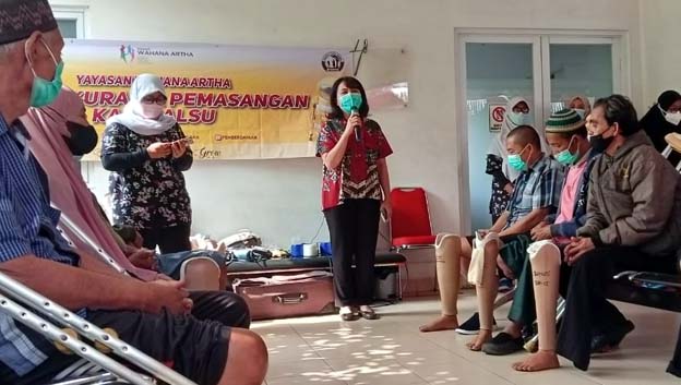 Wahana Salurkan Bantuan Kaki Palsu untuk Penyandang Disabilitas