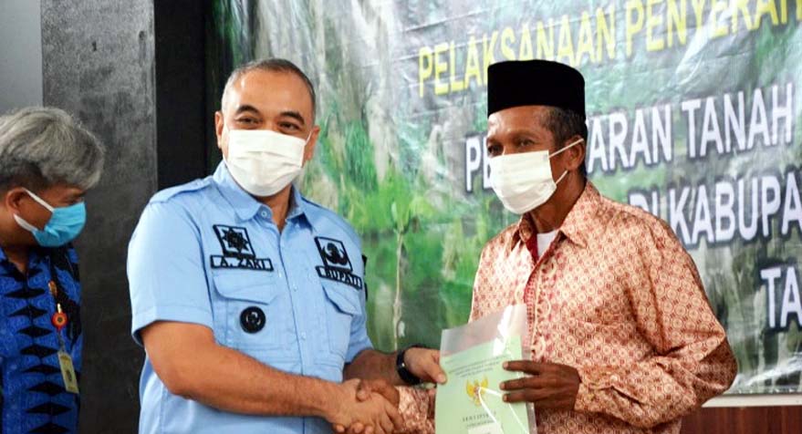 Bupati Zaki Bersama Kanwil BPN Banten Bagikan 4.900 Sertifikat PTSL