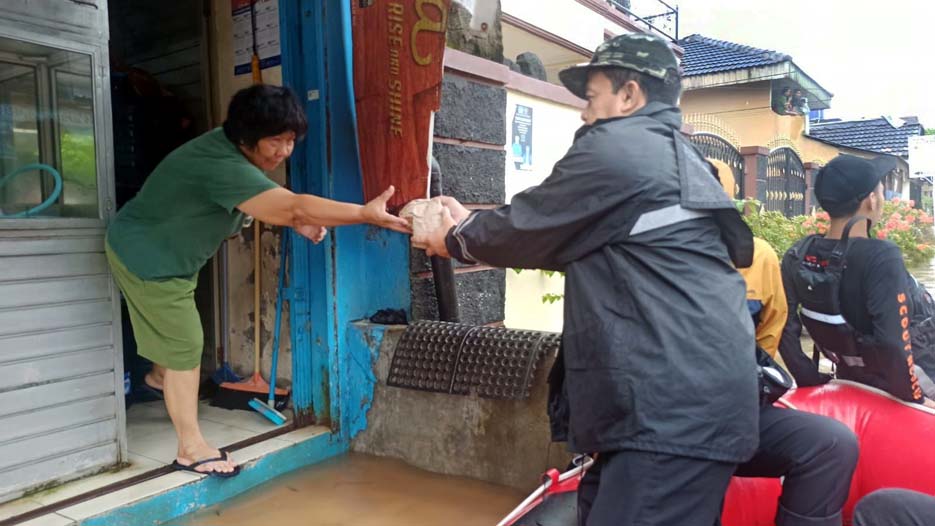 Dinsos Kota Tangerang Salurkan Bantuan Makanan ke Warga Terdampak Banjir