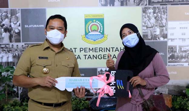 Walikota Arief Serahkan Hadiah Pemenang Undian Vaksinasi Covid-19