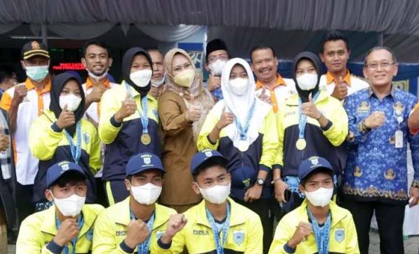 Bupati Irna Beri Kadedeuh Atlet Peraih Medali POPDA X Banten