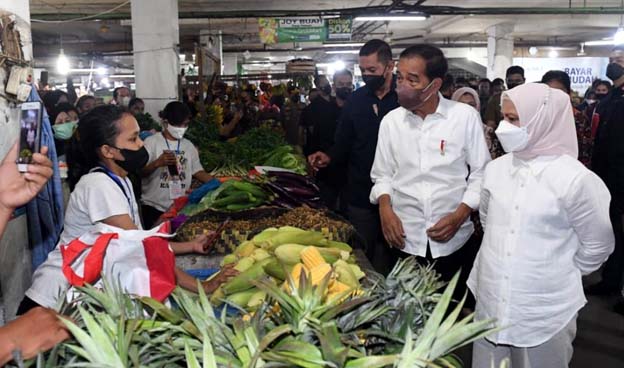 Presiden Jokowi Bagikan Bansos dan Tinjau Harga Kebutuhan Pokok