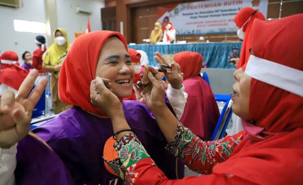 Sambut HUT RI ke-77, GOW Gelar Lomba Merias Wajah Dengan Mata Tertutup