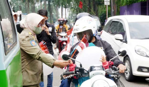 Satpol PP Berbagi Bendera Merah Putih Menyambut HUT RI ke-77