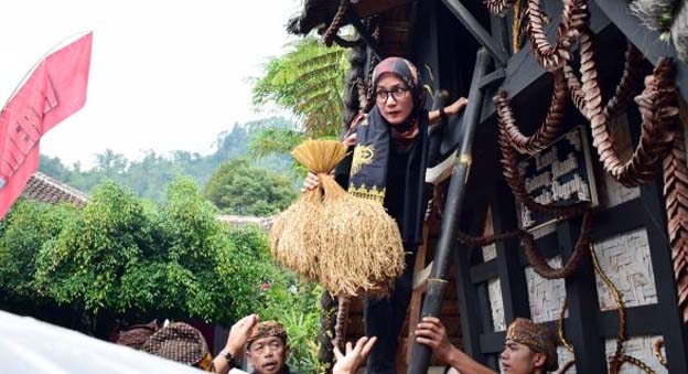 Bupati Iti Hadiri Peringatan Hari Jadi Kecamatan Cibeber ke-30