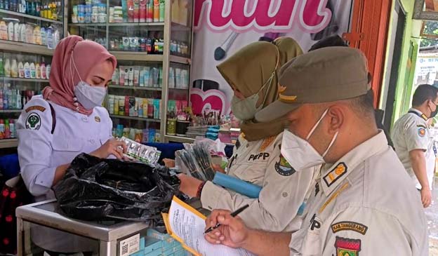 Pemkab Tangerang Lakukan Penyegelan Toko Kosmetik dan Obat Tak Berizin
