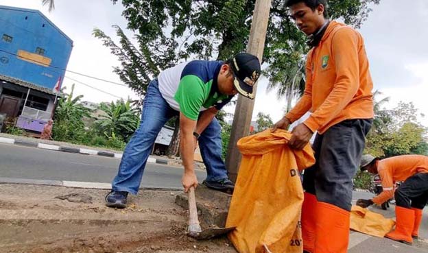 Wallikota Arief Pimpin Operasi Kebersihan di Areal Jalan Protokol