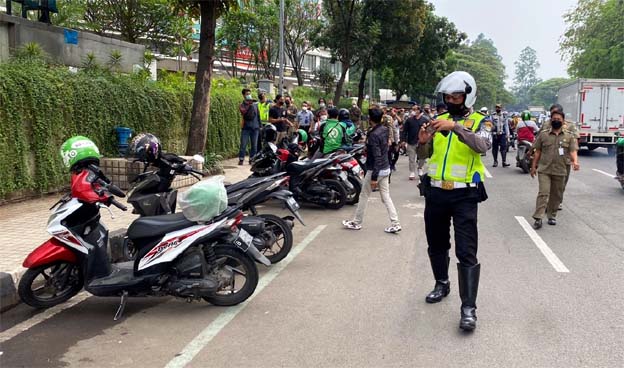 Banyak Parkir Liar di Jalan Seputaran TangCity Mall, Ini Kata Pihak Manajemen