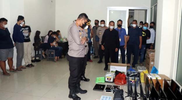 Polisi Tangkap 8 Operator Judi Online di Ruko Green Lake City Cipondoh