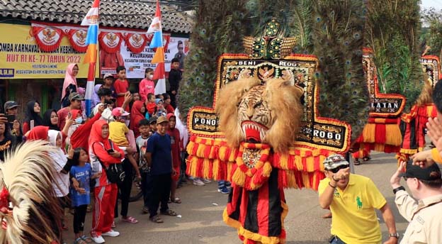 Ribuan Warga Kelurahan Binong Meriahkan Karnaval Gelegar Kebhinekaan