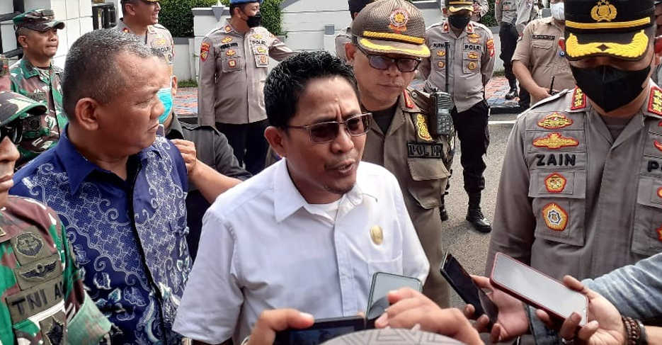 Temui Massa Aksi, Ketua DPRD Kota Tangerang Diteriaki 'The Next Walikota'