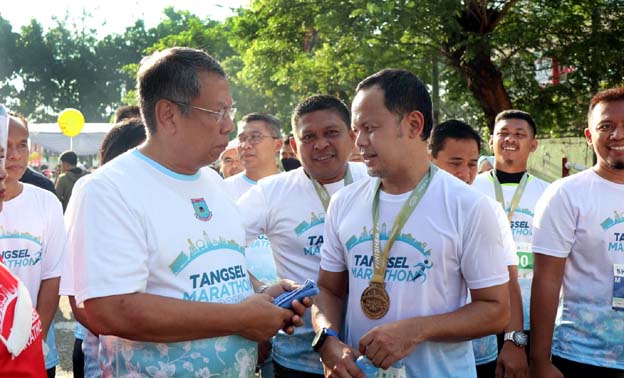 Pilar Saga dan Walikota Bima Arya Turut Ramaikan Tangsel Marathon 2022