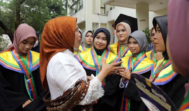 Ratu Tatu Apresiasi Wisuda 12 Mahasiswa Penerima Beasiswa UI Pemkab Serang